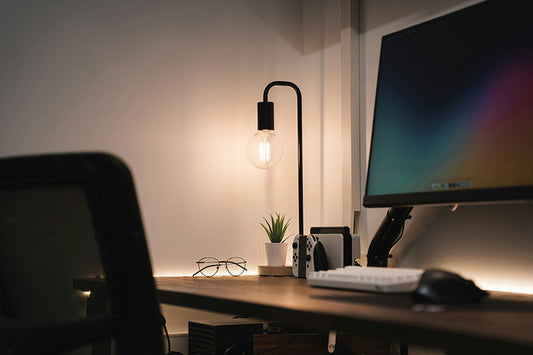 bureau avec lumière tamisée et chaleureuse
