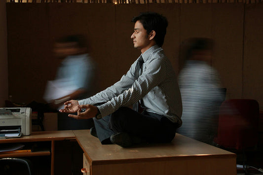 homme faisant une posture de yoga pour réduire le stress au travail